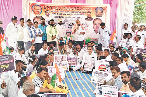 ಮನರೇಗಾ ಯೋಜನೆ ಮರುಜಾರಿಗೆ ಒತ್ತಾಯಿಸಿ ಲಿಂಗಸುಗೂರಿನಲ್ಲಿ ಏರ್ಪಡಿಸಿದ್ದ ಪ್ರತಿಭಟನೆಯಲ್ಲಿ ಕೆಪಿಸಿಸಿ ಉಪಾಧ್ಯಕ್ಷ, ಮಾಜಿ ಶಾಸಕ ಡಿ.ಎಸ್.ಹೂಲಗೇರಿ ಮಾತನಾಡಿದರು. ಬ್ಲಾಕ್ ಕಾಂಗ್ರೆಸ್ ಅಧ್ಯಕ್ಷ ಗೋವಿಂದ ನಾಯಕ, ಎಪಿಎಂಸಿ ಅಧ್ಯಕ್ಷ ಅಮರೇಶ ಹಿರೇ ಹೆಸರೂರು, ಪ್ರಚಾರ ಸಮಿತಿ ಅಧ್ಯಕ್ಷ ಮಹ್ಮದ ರಫಿ, ಕಾಂಗ್ರೆಸ್ ಮಹಿಳಾ ಘಟಕದ ಅಧ್ಯಕ್ಷೆ ವಿಜಯಲಕ್ಷ್ಮೀ ದೇಸಾಯಿ, ಗ್ಯಾರಂಟಿ ಯೋಜನೆ ತಾಲೂಕು ಅಧ್ಯಕ್ಷ ವೆಂಕಟೇಶ ಗುತ್ತೇದಾರ ಇತರರಿದ್ದರು.