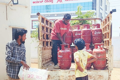 ಲಿಂಗಸುಗೂರಲ್ಲಿ ಗೃಹ ಬಳಕೆದಾರರಿಗೆ ಗ್ರಾಹಕರ ಮನೆಗಳಿಗೆ ಪೂರೈಕೆ ಮಾಡುವ ವಾಹನ.