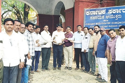 ಲಿಂಗಸುಗೂರಿನಲ್ಲಿ ಎಸಿ ಬಸವಣೆಪ್ಪ ಕಲಶೆಟ್ಟಿಗೆ ರಾಜ್ಯ ಸರ್ಕಾರಿ ನೌಕರರ ಸಂಘದಿಂದ ಮನವಿ ಸಲ್ಲಿಸಲಾಯಿತು. ಸಂಘದ ತಾಲೂಕು ಅಧ್ಯಕ್ಷ ಹಾಜಿಬಾಬು ಕಲ್ಯಾಣಿ, ರಾಜ್ಯ ಪರಿಷತ್ ಸದಸ್ಯ ರಾಮಕೃಷ್ಣ ನಾಯಕ, ಕಾರ್ಯದರ್ಶಿ ನಾಗೇಶ ಬಿರಾದಾರ ಇತರರಿದ್ದರು.