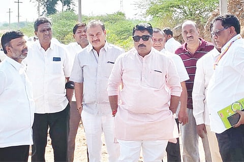  ಲಿಂಗಸುಗೂರು  ಕುಡಿಯುವ ನೀರು ಪೂರೈಕೆ ಎನ್‌ಆರ್‌ಬಿಸಿ ಕಾಲುವೆ ಪ್ರದೇಶಕ್ಕೆ ಎಂಎಲ್‌ಸಿ ಶರಣಗೌಡ ಪಾಟೀಲ ಭೇಟಿ ನೀಡಿದರು. ಪುರಸಭೆ ಮುಖ್ಯಾಧಿಕಾರಿ ನಟರಾಜ್, ಜಿಲ್ಲಾ ಗ್ಯಾರಂಟಿ ಯೋಜನೆ ಅಧ್ಯಕ್ಷ ಪಾಮಯ್ಯ ಮುರಾರಿ, ನಯೋಪ್ರಾ ಅಧ್ಯಕ್ಷ ಭೂಪನಗೌಡ ಪಾಟೀಲ, ಕಾಳಾಪುರ ಗ್ರಾಪಂ ಮಾಜಿ ಅಧ್ಯಕ್ಷ ಅಮರೇಶ ಧಣಿ ಇತರರಿದ್ದರು. 