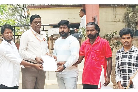 ಲಿಂಗಸುಗೂರು ಬಿಇಒ ಕಚೇರಿ ಪ್ರತಾಂಕಿತ ವ್ಯವಸ್ಥಾಪಕ ಅಮರೇಶ ಅಳ್ಳೊಳ್ಳಿಗೆ ಎಸ್‌ಎಫ್‌ಐ ತಾಲೂಕು ಘಟಕ ಮನವಿ ಸಲ್ಲಿಸಿತು. ತಾಲೂಕು ಕಾರ್ಯದರ್ಶಿ ಚನ್ನಬಸವ ನಿಲೋಗಲ್, ಪ್ರಮುಖರಾದ ರಮೇಶ ಜೆ., ಮೌನೇಶ ಕಡ್ಡೋಣ, ಮಹಿಬೂಬ್ ಇತರರಿದ್ದರು. 