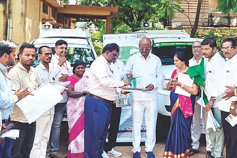 ಲಿಂಗಸುಗೂರು ಕೃಷಿ ಉಪ ನಿರ್ದೇಶಕರ ಕಚೇರಿ ಆವರಣದಲ್ಲಿ ಫಸಲ್ ಭಿಮಾ ಯೋಜನೆ ಕಾರ್ಯಕ್ರಮಕ್ಕೆ ಶಾಸಕ ಮಾನಪ್ಪ ವಜ್ಜಲ ಚಾಲನೆ ನೀಡಿದರು. ಉಪ ಕೃಷಿ ನಿರ್ದೇಶಕ ಡಾ. ಮುತ್ತುರಾಜ, ಕೃಷಿ ಸಹಾಯಕ ನಿರ್ದೇಶಕಿ ಎನ್.ವಿಜಯಮೂರ್ತಿ, ಬಿಜೆಪಿ ಮಂಡಲ ಅಧ್ಯಕ್ಷ ಕೆ.ನಾಗಭೂಷಣ, ಪ್ರಮುಖರಾದ ನಿಂಗಣ್ಣ ದೇವಿಕೇರಿ, ಕೃಷಿ ಅಧಿಕಾರಿ ಅಮರೇಗೌಡ, ಮುದುಕಪ್ಪ ನಾಯಕ ಇದ್ದರು. 