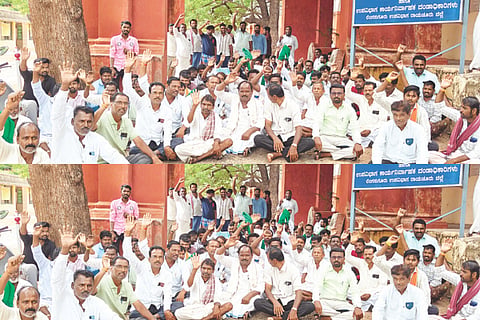 ಲಿಂಗಸುಗೂರಿನಲ್ಲಿ ಸಹಾಯಕ ಆಯುಕ್ತರ ಕಚೇರಿ ಮುಂದೆ ರೈತ ಸಂಘ ಹಾಗೂ ಹಸಿರು ಸೇನೆ ಕಾರ್ಯಕರ್ತರು ಪ್ರತಿಭಟನೆ ನಡೆಸಿದರು. ರೈತ ಸಂಘದ ಜಿಲ್ಲಾಧ್ಯಕ್ಷ ಶಿವಪುತ್ರಗೌಡ ನಂದಿಹಾಳ, ಪ್ರಮುಖರಾದ ನಾಗರಾಜ ರೋಡಲಬಂಡಾ, ಸಂಗನಗೌಡ, ದಾವಲಸಾಬ, ಸಂಗಣ್ಣ ಹಿರೇಜಾವೂರು, ರಾಜಶೇಖರಗೌಡ, ಸೋಮಲೆಪ್ಪ ಜಂಗೀರಾಂಪುರ ತಾಂಡಾ, ಬಸವರಾಜ ಮುದಿಗೌಡ, ಬಾಷಾಸಾಬ್ ಗುರುಗುಂಟಾ ಇತರರಿದ್ದರು.