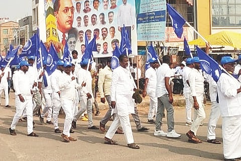 ಲಿಂಗಸುಗೂರಿನಲ್ಲಿ ಜೈ ಭೀಮ್ ರೆಜಿಮೆಂಟ್ ಪಥ ಸಂಚಲನ ನಡೆಯಿತು. ಪ್ರಮುಖರಾದ ದಾನಪ್ಪ ಮಸ್ತಿ, ಚಿದಾನಂದ, ಹೆಚ್.ಎನ್.ಬಡಿಗೇರ, ದೊಡ್ಡಪ್ಪ ಮಸ್ತಿ, ಮೌಲಾನಾ ಮುಪ್ತಿ, ಮೀನಾ ಕುಮಾರಿ, ಗಂಗಮ್ಮ ಕಟ್ಟಿಮನಿ, ನಿಂಗಪ್ಪ ಪರಂಗಿ ಇತರರಿದ್ದರು.