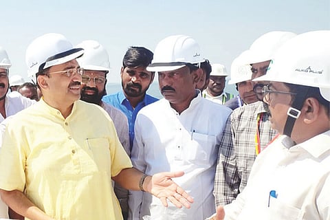 ಲಿಂಗಸುಗೂರು ಸಮೀಪದ ನಾರಾಯಣಪುರ ಜಲಾಶಯ ಹತ್ತಿರದ ಇಂಟೆಕ್ ಕಂ ಜಾಕ್‌ವೆಲ್ ಕಾಮಗಾರಿಯನ್ನು ಸಂಸದ ಜಿ.ಕುಮಾರ ನಾಯಕ ವೀಕ್ಷಿಸಿ, ಅಧಿಕಾರಿಗೊಂದಿಗೆ ಚರ್ಚಿಸಿದರು. ಇಇ ಪ್ರಕಾಶ, ಗುಣಮಟ್ಟ ನಿಯಂತ್ರಣ ಇಂಜಿನಿಯರ್ ಶ್ರೀಧರ, ಎಇಇ ಪರಮೇಶ್ವರ ಟೆಂಗಳಿಕರ ಇತರರಿದ್ದರು.