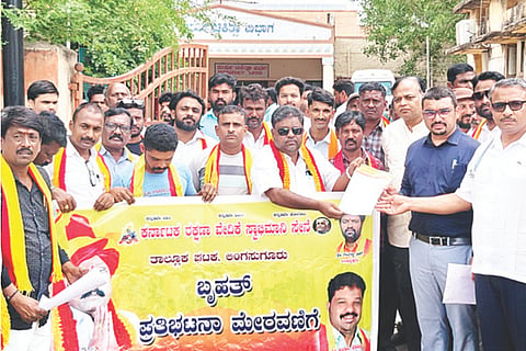 ಲಿಂಗಸುಗೂರು ತಾಲೂಕು ಆಸ್ಪತ್ರೆಯಲ್ಲಿ ಮುಖ್ಯ ವೈದ್ಯಾಧಿಕಾರಿ ರುದ್ರಗೌಡ ಪಾಟೀಲ್‌ಗೆ  ಕರವೇ ಸ್ವಾಭಿಮಾನಿ ಸೇನೆ ಕಾರ್ಯಕರ್ತರು ಮನವಿ ಸಲ್ಲಿಸಿದರು.ಸೇನೆಯ ತಾಲೂಕು ಅಧ್ಯಕ್ಷ ಜಿಲಾನಿ ಪಾಷಾ, ಪ್ರಮುಖರಾದ ಮಹ್ಮದ್ ಅಜ್ಮೀರ್, ರವಿಕುಮಾರ ಬರಗುಡಿ, ಮೋಸಿನ್‌ಖಾನ್, ಜಮೀರ್‌ಖಾನ್, ಅಲ್ಲಾವುದ್ದೀನ್ ಬಾಬಾ ಇತರರಿದ್ದರು.