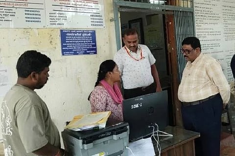 ದಾವಣಗೆರೆಯ ಮಹಾನಗರ ಪಾಲಿಕೆಯ ವಲಯ ಕಚೇರಿ-1ರಲ್ಲಿ ಗುರುವಾರ ಲೋಕಾಯುಕ್ತ ಅಧಿಕಾರಿಗಳು ಶೋಧ ಕಾರ್ಯಾಚರಣೆ ನಡೆಸಿದರು. ಎಸ್ಪಿ ಎಂ.ಎಸ್. ಕೌಲಾಪುರೆ, ಇನ್‌ಸ್ಪೆಕ್ಟರ್‌ಗುರುಬಸವರಾಜ್ ಇದ್ದರು.  