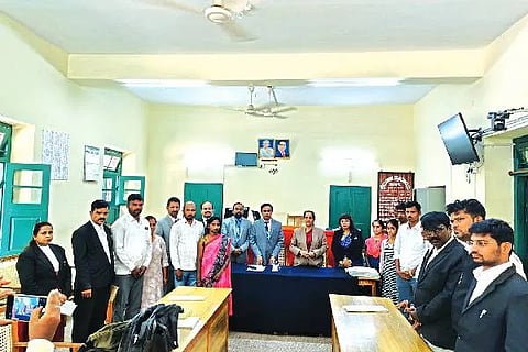 ದಾವಣಗೆರೆಯಲ್ಲಿ ಶನಿವಾರ ನಡೆದ ಲೋಕ ಅದಾಲತ್‌ನಲ್ಲಿ ಕೌಟುಂಬಿಕ ನ್ಯಾಯಾಲಯದಲ್ಲಿದ್ದ ಪ್ರಕರಣಗಳ ಸಂಬಂಧ ಒಟ್ಟು 7 ಜೋಡಿಗಳು ರಾಜಿ ಮಾಡಿಕೊಂಡು ಒಂದಾದವು. ಪ್ರಧಾನ ಜಿಲ್ಲಾ ಮತ್ತು ಸತ್ರ ನ್ಯಾಯಾಧೀಶೆ ವೇಲಾ ಡಿ.ಕೆ, ಇತರ ನ್ಯಾಯಾಧೀಶರು, ವಕೀಲರು ಇದ್ದರು.