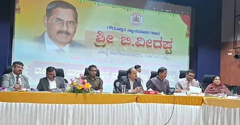 ಕೋಲಾರ ನಗರದ ಜಿಲ್ಲಾಡಳಿತ ಭವನದಲ್ಲಿ ಲೋಕಾಯುಕ್ತದಲ್ಲಿ ದಾಖಲಾಗಿರುವ ಪ್ರಕರಣ ವಿಚಾರಣೆಯನ್ನು ರಾಜ್ಯ ಉಪ ಲೋಕಾಯುಕ್ತ ಬಿ.ವೀರಪ್ಪ ನಡೆಸಿದರು. ಡಿಸಿ ರವಿ, ಡಾ.ಪ್ರವೀಣ್.ಪಿ.ಬಾಗೇವಾಡಿ, ಬಿ.ನಿಖಿಲ್, ಆರ್.ನಟೇಶ್ ಇದ್ದರು.