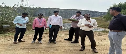 ಕೋಲಾರ ತಾಲೂಕಿನ ಶ್ರೀನಿವಾಸಪುರ ತಾಲೂಕು ವ್ಯಾಪ್ತಿಯಲ್ಲಿನ ಕಲ್ಲು ಕ್ವಾರಿಗೆ ಅಧಿಕಾರಿಗಳು ಭೇಟಿ ನೀಡಿದ್ದ ಸಂದರ್ಭ.