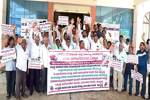 ವಿವಿಧ ಬೇಡಿಕೆ ಈಡೇರಿಸಲು diesel price ಆಗ್ರಹಿಸಿ ಧಾರವಾಡ ಜಿಲ್ಲೆಯ ಎಲ್ಲ ವಾಣಿಜ್ಯ ವಾಹನಗಳ ಸರಕು ಸಾಗಣೆದಾರರ ಒಕ್ಕೂಟದ ನೇತೃತ್ವದಲ್ಲಿ ಹುಬ್ಬಳ್ಳಿಯಲ್ಲಿ ಗುರುವಾರ ಪ್ರತಿಭಟನೆ ನಡೆಯಿತು.
