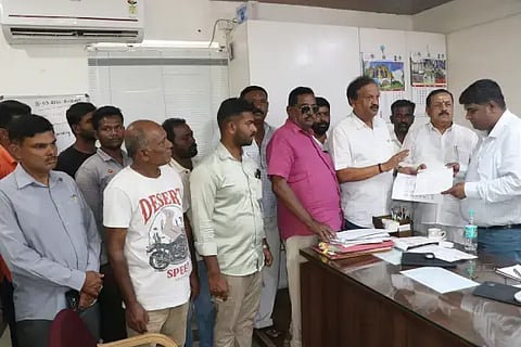 ಲಾರಿಗಳ ಎಫ್‌ಸಿ ಹಾಗೂ ಆರ್‌ಸಿ ಶುಲ್ಕ ಕಡಿಮೆ ಮಾಡುವಂತೆ ಆಗ್ರಹಿಸಿ ಲಾರಿ ಮಾಲೀಕರ ಸಂಘದಿಂದ ಎಡಿಸಿ ವಿ.ಅಭಿಷೇಕ್ ಅವರಿಗೆ ಮನವಿ ಸಲ್ಲಿಸಲಾಯಿತು. ಎಸ್.ಎಸ್.ಜ್ಯೋತಿಪ್ರಕಾಶ್, ತಲ್ಕಿನ್ ಅಹಮದ್, ಕೆ.ಎನ್.ಭೋಜರಾಜ್, ಯಶವಂತಕುಮಾರ್, ವೈ.ಎಚ್.ನಾಗರಾಜ್ ಇದ್ದರು.