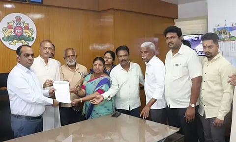 ಹುಬ್ಬಳ್ಳಿಯಲ್ಲಿ ಜಿಮ್ ತರಬೇತುದಾರ ಲವ್‌ಜಿಹಾದ್‌ಗೆ ಯತ್ನಿಸಿದ್ದರ ಬಗ್ಗೆ ಸಮಗ್ರ ತನಿಖೆ ನಡೆಸಬೇಕು ಎಂದು ಆಗ್ರಹಿಸಿ ಹಿಂದೂ ರಾಷ್ಟ್ರ ಸಮನ್ವಯ ಸಮಿತಿ ಪ್ರಮುಖರಾದ ರಮೇಶ್‌ಬಾಬು, ಜಗದೀಶ್, ಸಿ.ರಮೇಶ್, ನಾಗೇಶ್, ಪ್ರದೀಪ್, ಮುಕುಂದ ಮುಂತಾದವರು ಪ್ರಭುಲಿಂಗ ಕವಳಿಕಟ್ಟಿ ಅವರಿಗೆ ಮನವಿ ಸಲ್ಲಿಸಿದರು.