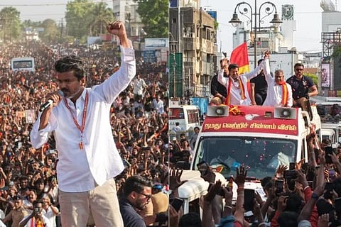 ಅನುಮತಿ ಪಡೆಯದೆ ರೋಡ್​ ಶೋ ನಡೆಸಿದ ದಳಪತಿ ವಿಜಯ್​  
