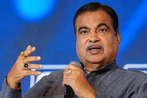 ನಿತಿನ್ ಗಡ್ಕರಿ ಅವರು ಸಾರ್ವಜನಿಕ ಸಮಾರಂಭದಲ್ಲಿ ಮಾತನಾಡುತ್ತಿರುವ ದೃಶ್ಯ