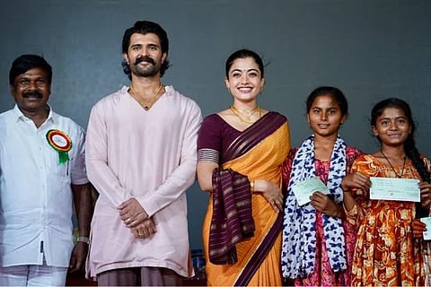 ದೇವರಕೊಂಡ ಫೌಂಡೇಶನ್ ಮೂಲಕ ತೆಲಂಗಾಣದ ತುಮ್ಮನ್‌ಪೇಟ್ ಶಾಲೆಯ 180 ಮಕ್ಕಳಿಗೆ ವಿದ್ಯಾರ್ಥಿವೇತನ