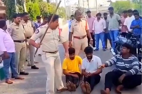 ರಸ್ತೆ ಮಧ್ಯದಲ್ಲೇ ಪೋಕರಿಗಳನ್ನು ಬರಿಗಾಲಿನಲ್ಲಿ ಕೂರಿಸಿ ಬೆಂಡೆತ್ತಿದ ಪೊಲೀಸ್!