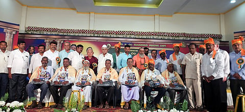 ಲಕ್ಷ್ಮೇಶ್ವರದ ಶ್ರೀ ಬಾಳೇಹಳ್ಳಿಮಠ ಕಲ್ಯಾಣ ಮಂಟಪದಲ್ಲಿ ಹಮ್ಮಿಕೊಂಡಿದ್ದ ಸಮಾರಂಭದಲ್ಲಿ ಹಿರಿಯ ಶಿಕ್ಷಕರಿಗೆ ಗುರುವಂದನೆ ಸಲ್ಲಿಸಲಾಯಿತು.