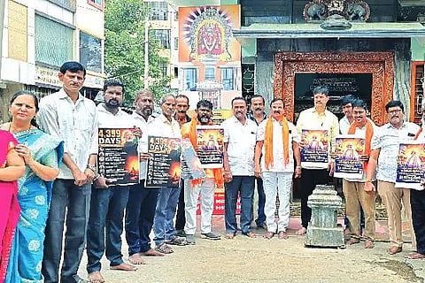 ನರೇಂದ್ರ ಮೋದಿ ಅವರು ದೀರ್ಘಾವಧಿ (12 ವರ್ಷ) ಆಡಳಿತ ಪೂರೈಸಿದ ಹಿನ್ನೆಲೆಯಲ್ಲಿ ದಕ್ಷಿಣ ವಿಧಾನಸಭಾ ಕ್ಷೇತ್ರದ ದೊಡ್ಡಪೇಟೆಯ ಗಣೇಶ ದೇವಸ್ಥಾನದಲ್ಲಿ ಬುಧವಾರ ಬಿಜೆಪಿ ಕಾರ್ಯಕರ್ತರು ವಿಶೇಷ ಪೂಜೆ ಸಲ್ಲಿಸಿದರು. ಯಶವಂತರಾವ್ ಜಾಧವ್, ರಾಜನಹಳ್ಳಿ ಶಿವಕುಮಾರ್, ಬಿ. ರಮೇಶ್ ನಾಯ್ಕ್, ಶಿವನಗೌಡ ಟಿ. ಪಾಟೀಲ್, ಟಿಂಕರ್ ಮಂಜಣ್ಣ, ಭಾಗ್ಯಾ ಪಿಸಾಳೆ, ಪುಷ್ಪಾ ವಾಲಿ, ಮಂಜುಳಾ ಇಟಗಿ ಇದ್ದರು.  
