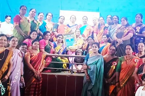 ಮುಂಡರಗಿ ಪಟ್ಟಣದ ಅಂಬಾಭವಾನಿ ಕಲ್ಯಾಣ ಮಂಟಪದಲ್ಲಿ ಶನಿವಾರ ಏರ್ಪಡಿಸಿದ್ದ ಸಮಾರಂಭದಲ್ಲಿ ಚೈತನ್ಯ ಶಿಕ್ಷಣ ಹಾಗೂ ಗ್ರಾಮಾಭಿವೃದ್ಧಿ ಸಂಸ್ಥೆ ನಿರ್ದೇಶಕಿ ವೀಣಾ ಪಾಟೀಲ ಅವರಿಗೆ ಕದಳಿಶ್ರೀ ಪ್ರಶಸ್ತಿ ಪ್ರದಾನ ಮಾಡಲಾಯಿತು. ರಾಮಕೃಷ್ಣ ದೊಡ್ಡಮನಿ, ಕೆ.ಎ.ಬಳಿಗೇರ, ಸುಧಾ ಹುಚ್ಚಣ್ಣವರ, ಸೀತಾ ಬಸಾಪೂರ, ಶೋಭಾ ಮೇಟಿ, ಇತರರಿದ್ದರು.