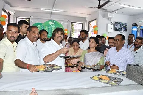ಶಿವಮೊಗ್ಗದಲ್ಲಿ ಇಂದಿರಾ ಕ್ಯಾಂಟೀನ್ ಉದ್ಘಾಟಿಸಿದ ಬಳಿಕ ಮಧು ಬಂಗಾರಪ್ಪ ಉಪಹಾರ ಸೇವಿಸಿದರು. ಬಲ್ಕಿಶ್ ಬಾನು, ಆರ್.ಪ್ರಸನ್ನಕುಮಾರ್, ಪ್ರಭುಲಿಂಗ ಕವಳಿಕಟ್ಟಿ, ಕೆ.ಮಾಯಣ್ಣ ಗೌಡ, ಚೇತನ್ ಇತರರಿದ್ದರು.
