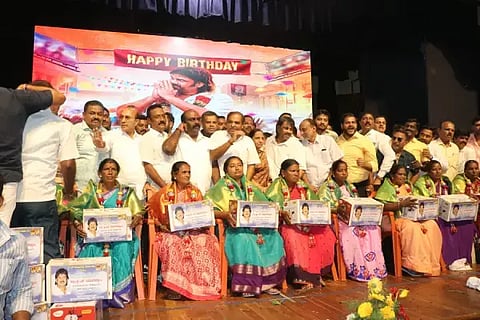  ಮಧು ಬಂಗಾರಪ್ಪ ಜನ್ಮದಿನದ ಅಂಗವಾಗಿ ಶಿವಮೊಗ್ಗದಲ್ಲಿ ಏರ್ಪಡಿಸಿದ್ದ ಕಾರ್ಯಕ್ರಮದಲ್ಲಿ ಪೌರ ಕಾರ್ಮಿಕರನ್ನು ಸನ್ಮಾನಿಸಲಾಯಿತು. ಮಧು ಬಂಗಾರಪ್ಪ, ಆರ್.ಪ್ರಸನ್ನಕುಮಾರ್, ಬಲ್ಕಿಷ್ ಬಾನು, ಎಂ.ಶ್ರೀಕಾಂತ್, ವಿಜಯಕುಮಾರ್, ಜಿ.ಡಿ.ಮಂಜುನಾಥ್ ಇತರರಿದ್ದರು.