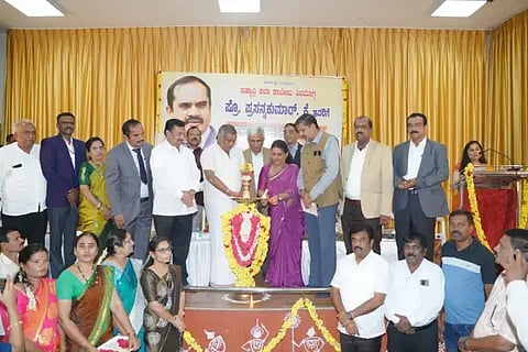 ಶಿವಮೊಗ್ಗದ ಸಹ್ಯಾದ್ರಿ ಕಲಾ ಕಾಲೇಜಿನಲ್ಲಿ ಪ್ರೊ.ಕೆ.ಪ್ರಸನ್ನಕುಮಾರ್ ಅಭಿನಂದನಾ ಸಮಾರಂಭವನ್ನು  ಜೆ.ಸಿ.ಮಾಧುಸ್ವಾಮಿ ಉದ್ಘಾಟಿಸಿದರು. ಆಯನೂರು ಮಂಜುನಾಥ್, ಪ್ರೊ.ಎಸ್.ಸಿರಾಜ್ ಅಹಮ್ಮದ್, ಗೀತಾ, ಡಾ.ಬಿ.ಎಸ್.ಸುರೇಶ್, ದಯಾಶಂಕರ್, ಡಾ.ಎಂ.ವಿ.ಧನಂಜಯ, ಡಾ.ಸಿ.ಎಚ್.ಮುರುಗೇಂದ್ರಪ್ಪ ಇದ್ದರು.