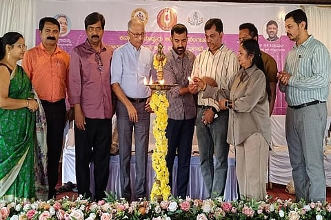 ಕರ್ನಾಟಕ ಮಾಧ್ಯಮ ಅಕಾಡೆಮಿ, ವಾರ್ತಾ ಮತ್ತು ಸಾರ್ವಜನಿಕ ಸಂಪರ್ಕ ಇಲಾಖೆ, ಕೊಡಗು ಸಹಯೋಗದಲ್ಲಿ ನಡೆದ ಸಂವಿಧಾನ ಮತ್ತು ಪತ್ರಿಕೋದ್ಯಮ ಬಗ್ಗೆ ವಿಚಾರ ಸಂಕಿರಣ, ಫ್ಯಾಕ್ಟ್ ಚೆಕ್ ಮತ್ತು ನ್ಯೂಸ್ ರೂಂನಲ್ಲಿ ಎಐ ಹಾಗೂ ಬದಲಾಗುತ್ತಿರುವ ಪತ್ರಿಕೋದ್ಯಮದಲ್ಲಿ ಭಾಷೆ ಕುರಿತು ತರಬೇತಿ ಕಾರ್ಯಕ್ರಮವನ್ನು ಶಾಸಕ ಡಾ. ಮಂತರ್ ಗೌಡ ಉದ್ಘಾಟಿಸಿದರು. ಎಂ.ಎ. ಪೊನ್ನಪ್ಪ, ರಾಜೇಶ್ ಯಲ್ಲಪ್ಪ, ಎನ್.ಎಸ್. ಮಹೇಶ್, ಹೆಚ್.ಟಿ. ಅನಿಲ್, ಬಿ.ಆರ್. ಸವಿತಾ ರೈ ಮತ್ತಿತರರು ಇದ್ದರು.