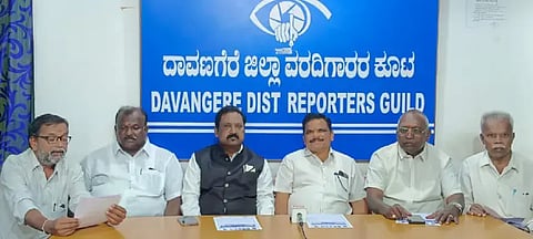 ಜಿಲ್ಲಾ ಮಾದಿಗ ಸಂಘಟನೆಗಳ ಒಕ್ಕೂಟದ ಮುಖಂಡರಾದ ಆಲೂರು ನಿಂಗರಾಜ್, ಪ್ರೊ. ಎಚ್.ವಿಶ್ವನಾಥ್, ಎಂ. ಹಾಲೇಶ್, ಎಚ್.ಸಿ. ಗುಡ್ಡಪ್ಪ ದಾವಣಗೆರೆಯಲ್ಲಿ ಸುದ್ದಿಗೋಷ್ಠಿ ನಡೆಸಿದರು. 