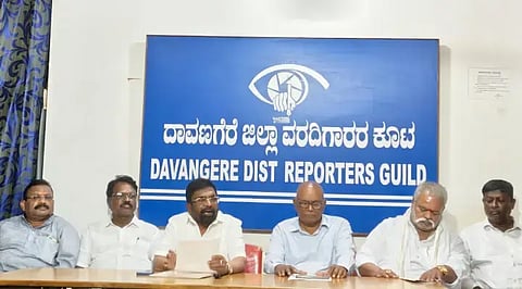 ದಾವಣಗೆರೆಯಲ್ಲಿ ಜಿಲ್ಲಾ ಮಾದಿಗ ಮಹಾಸಭಾದ ಜಿಲ್ಲಾಧ್ಯಕ್ಷ ಬಿ.ಎಚ್.ವೀರಭದ್ರಪ್ಪ ಸುದ್ದಿಗೋಷ್ಠಿಯಲ್ಲಿ ಮಾತನಾಡಿದರು. ರವಿನಾರಾಯಣ್, ಹೆಗ್ಗರೆ ರಂಗಪ್ಪ, ಎಸ್. ಮಲ್ಲಿಕಾರ್ಜುನ, ಎಲ್.ಎಂ. ಹನುಮಂತಪ್ಪ ಇತರರಿದ್ದರು. 