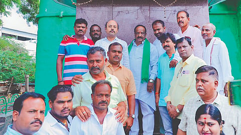 ನವಲಗುಂದ ಪಟ್ಟಣದ ಲಿಂಗರಾಜ ವೃತ್ತದಲ್ಲಿ ರೈತ ಹುತಾತ್ಮ ಬಸಪ್ಪ ಲಕ್ಕುಂಡಿ ಅವರ ವೀರಗಲ್ಲಿಗೆ ಸಚಿವ ಡಾ.ಯತೀಂದ್ರ ಸಿದ್ದರಾಮಯ್ಯ ಮಾರ್ಲಾಪಣೆ ಮಾಡಿದರು. ಶಾಸಕ.ಎನ್.ಎಚ್. ಕೋನರಡ್ಡಿ, ವಿನೋದ ಅಸೂಟಿ, ವರ್ದಮಾನ ಗೌಡ ಹಿರೇಗೌಡರ ಇತರರಿದ್ದರು.