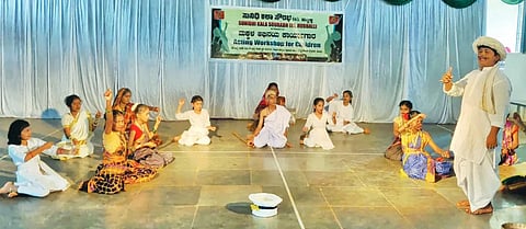 mahadev drama ಹುಬ್ಬಳ್ಳಿಯ ಉಣಕಲ್ಲ ಸರ್ಕಾರಿ ಶಾಲೆಯಲ್ಲಿ ಏರ್ಪಡಿಸಿದ್ದ ಅಭಿನಯ ಕಾರ್ಯಾಗಾರ ಸಮಾರೋಪದಲ್ಲಿ ಮೈಲಾರ ಮಹಾದೇವ ನಾಟಕ ಪ್ರದರ್ಶಿಸಿದ ಮಕ್ಕಳು.
