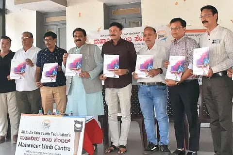 ಹುಬ್ಬಳ್ಳಿಯಲ್ಲಿ  (artificial limb) ಶುಕ್ರವಾರ ಸುದ್ದಿಗೋಷ್ಠಿಯಲ್ಲಿ ಮಹಾವೀರ ಲಿಂಬ್ ಸೆಂಟರ್​ನ ಸಾಧನೆಯ ಕಿರು ಪುಸ್ತಕ ಸ್ವಾಭಿಮಾನ ಬಿಡುಗಡೆ ಮಾಡಲಾಯಿತು. ಮಹೇಂದ್ರ ಸಿಂಘಿ, ಗೌತಮ ಗುಲೇಚ್ಛಾ, ಪ್ರಕಾಶ ಕಟಾರಿಯಾ, ಮಾನವ ಸಂಘವಿ, ಮಹಾವೀರ ಕುಂದೂರ, ಸುನೀಲ ಬೂರಟ್, ಅಶೋಕ ಕೋಠಾರಿ, ಸುಭಾಷ ಡಂಕ್, ಇತರರು ಇದ್ದರು.