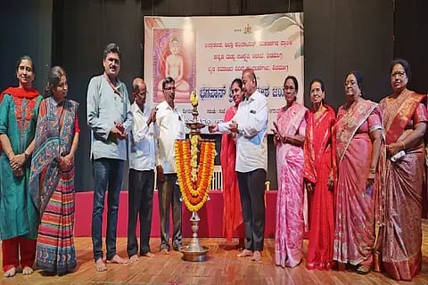 ಶಿವಮೊಗ್ಗದಲ್ಲಿ ಏರ್ಪಡಿಸಿದ್ದ ಮಹಾವೀರ ಜಯಂತಿಯನ್ನು ಎಸ್.ಎನ್.ಚನ್ನಬಸಪ್ಪ ಉದ್ಘಾಟಿಸಿದರು. ಎಚ್.ಉಮೇಶ್, ವಿ.ಟಿ.ಸ್ವಾಮಿ, ಜಯರಾಂ ಬಿ. ಪಾಂಡಿ ಇತರರಿದ್ದರು.