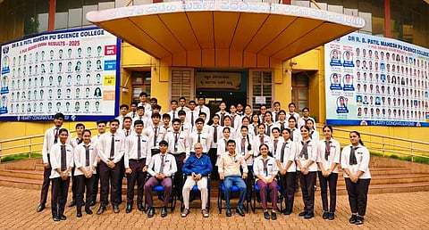 college parliament ಹುಬ್ಬಳ್ಳಿಯ ಡಾ. ಆರ್​.ಬಿ. ಪಾಟೀಲ್​ ಮಹೇಶ ಪಿಯು ವಿಜ್ಞಾನ ಕಾಲೇಜಿನಲ್ಲಿ ವಿದ್ಯಾರ್ಥಿ ಸಂಸತ್ತು ಉದ್ಘಾಟನೆ ಹಾಗೂ ಬ್ಯಾಡ್ಜ್​ ವಿತರಣೆ ಸಮಾರಂಭ ನಡೆಯಿತು. ವಿಜಯಕುಮಾರ ಪಾಟೀಲಕುಲಕರ್ಣಿ, ರಮೇಶ ಹೊಂಬಾಳಿ, ಟಿ. ಧೀರಜ್​, ಸುನಿಧಿ ಅರ್ಕಸಾಲಿ ಇತರರು ಇದ್ದರು.