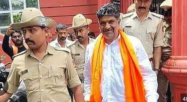 ರಾಷ್ಟ್ರೀಯ ಹಿಂದೂ ಜಾಗರಣ ವೇದಿಕೆಯ ಸಂಸ್ಥಾಪಕ ಮಹೇಶ್ ಶೆಟ್ಟಿ ತಿಮರೋಡಿ ವಿರುದ್ಧದ ಗಡಿಪಾರು ಆದೇಶಕ್ಕೆ ತಡೆ ನೀಡಲು ಮೇ.26 ರಂದು ಹೈಕೋರ್ಟ್ ನಿರಾಕರಿಸಿದೆ.