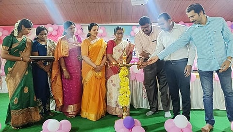 ನಗರದ ಗಾಂಧಿ ಭವನದಲ್ಲಿ ಭಾನುವಾರ ನಡೆದ ಅಂತರಾಷ್ಟ್ರೀಯ ಮಹಿಳಾ ದಿನಾಚರಣೆ ಕಾರ್ಯಕ್ರಮವನ್ನು ಮಂದ್ರಿರ ಮೋಹನ್‌ದಾಸ್ ಉದ್ಘಾಟಿಸಿದರು. ಸ್ಮಿತಾ ಅಮೃತಾರಾಜ್, ಪಿ.ಕಲಾವತಿ, ಶೇಖರ್ ಇತರರಿದ್ದರು.