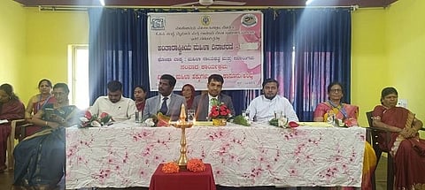 ನಗರದ ಶಿಶು ಕಲ್ಯಾಣ ಸಂಸ್ಥೆಯ ಸಭಾಂಗಣದಲ್ಲಿ ಮಂಗಳವಾರ ನಡೆದ ಅಂತರಾಷ್ಟ್ರೀಯ ಮಹಿಳಾ ದಿನಾಚರಣೆಯಲ್ಲಿ ಜಿ.ಸುರೇಂದ್ರ,  ಪ್ರಸನ್ನ ಕುಮಾರ್, ಮೋಲಿ ಪೊಡ್ತಾದೊ, ಜಾಯ್ಸ ಮೆನೆಜಸ್ ಇತರರಿದ್ದರು.