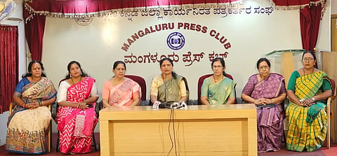 ಕರ್ನಾಟಕ ರಾಜ್ಯ ಮಹಿಳಾ ಜಾನಪದ ಕ್ರೀಡೋತ್ಸವ, ಸಾಂಸ್ಕೃತಿಕ ಸಮ್ಮೇಳನ, ‘ಮಹಿಳಾ ವೈಭವ-2026’ ಕಾರ್ಯಕ್ರಮದ ಬಗ್ಗೆ ಮಂಗಳೂರು ತಾಲೂಕು ಮಹಿಳಾ ಮಂಡಲಗಳ ಒಕ್ಕೂಟದ  ಅಧ್ಯಕ್ಷರಾದ ಚಂಚಲಾ ತೇಜೋಮಯ ಅವರು ಸುದ್ದಿಗೋಷ್ಠಿಯಲ್ಲಿ ಮಾಹಿತಿ ನೀಡಿದರು.