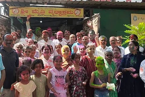 ಹುಬ್ಬಳ್ಳಿಯ ವಿರಾಟ್ ಫೌಂಡೇಷನ್ (Virat Foundation) ಸದಸ್ಯರು ಹಾಗೂ ಅವರ ಕುಟುಂಬದವರು ನವನಗರದ ಮೈತ್ರಿ ವೃದ್ಧಾಶ್ರಮದಲ್ಲಿ ಪರಸ್ಪರ ಬಣ್ಣ ಹಚ್ಚಿಕೊಳ್ಳುವ ಮೂಲಕ ಹೋಳಿ ಹಬ್ಬವನ್ನು ಸಂಭ್ರಮದಿಂದ ಆಚರಿಸಿದರು.