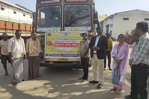 ಬ್ಯಾಡಗಿ ಟಿಎಪಿಸಿಎಂಎಸ್ ಆವರಣದಲ್ಲಿ ಗೋವಿನಜೋಳದ maize purchaseಖರೀದಿ ಕೇಂದ್ರಕ್ಕೆ ಜಿಲ್ಲಾಧಿಕಾರಿ ಡಾ.ವಿಜಯಮಹಾಂತೇಶ ದಾನಮ್ಮನವರ ಚಾಲನೆ ನೀಡಿದರು.