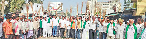 ಮೆಕ್ಕೆಜೋಳ Maize ಬೆಂಬಲ ಬೆಲೆ ಖರೀದಿ ಕೇಂದ್ರ ಆರಂಭಕ್ಕಾಗಿ ಲಕ್ಷ್ಮೇಶ್ವರದಲ್ಲಿ ಸಮಗ್ರ ರೈತ ಒಕ್ಕೂಟ ಹಾಗೂ ಸಂಘಟನೆಗಳಿಂದ ಗುರುವಾರ ಪೊರಕೆ ಚಳವಳಿ ನಡೆಸಲಾಯಿತು. 