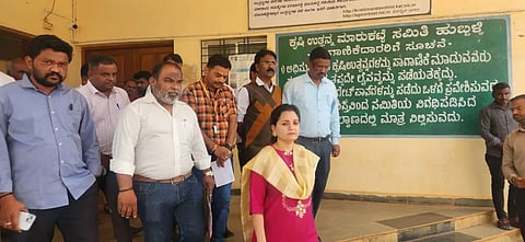 maize sale ಹುಬ್ಬಳ್ಳಿಯ ಎಪಿಎಂಸಿ ಮೆಕ್ಕೆಜೋಳ ಖರೀದಿ ಕೇಂದ್ರಕ್ಕೆ ಭೇಟಿ ನೀಡಿದ ಜಿಲ್ಲಾಧಿಕಾರಿ ದಿವ್ಯ ಪ್ರಭು.