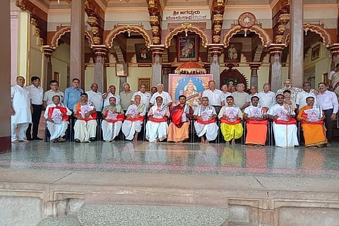 ಹುಬ್ಬಳ್ಳಿಯ majetiya foundation ಮೂರುಸಾವಿರ ಮಠದ ಪ್ರಾಂಗಣದಲ್ಲಿ ದೇವಸ್ಥಾನಗಳ ಅರ್ಚಕರು ಹಾಗೂ ಸೇವಾ ಕರ್ತರನ್ನು ಮಜೇಥಿಯಾ ಫೌಂಡೇಷನ್ ಚೇರ್ಮನ್ ಡಾ. ಜಿತೇಂದ್ರ ಮಜೇಥಿಯಾ ಮಂಗಳವಾರ ಗೌರವಿಸಿದರು.