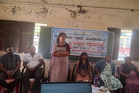 ಮಕ್ಕಳ ಮತ್ತು ಮಹಿಳೆಯರ ಗ್ರಾಮ ಸಭೆಯಲ್ಲಿ ಮೇಪಾಡಂಡ ಸವಿತಕೀರ್ತನ್ ಮಾತನಾಡಿದರು. ಹರ್ಷಿತ, ನಿರ್ಮಲ, ಅನಿತಾ ಇತರರಿದ್ದರು.