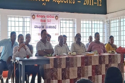 ಕೊಡಗು ಜಿಲ್ಲಾ ಮಲೆಯ ಸಮಾಜದ ವಾರ್ಷಿಕ ಮಹಾಸಭೆ ಇತ್ತೀಚೆಗೆ ನಡೆಯಿತು. ಎಂ.ಕೆ. ಅಶೋಕ್, ಎಂ.ಎಸ್. ಮುತ್ತಣ್ಣ, ಎಂ.ಪಿ. ಬಿದ್ದಪ್ಪ , ರೀನಾ ರೋಶನ್ ಮತ್ತಿತರರು ಇದ್ದರು.