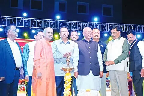  ದಾವಣಗೆರೆಯ ಜಿಎಂ ವಿಶ್ವವಿದ್ಯಾಲಯದಲ್ಲಿ ಶುಕ್ರವಾರ ಹಮ್ಮಿಕೊಂಡಿದ್ದ ಮಲ್ಲಿಕಾ ಸಾಂಸ್ಕೃತಿಕ ಉತ್ಸವ ಉದ್ಘಾಟನಾ ಕಾರ್ಯಕ್ರಮದಲ್ಲಿ ಪ್ರಭಾಕರ ಕೋರೆ, ಮುರುಗೇಶ ನಿರಾಣಿ, ಸಿ.ಸಿ. ಪಾಟೀಲ್, ಡಾ.ಜಿ.ಎಂ. ಸಿದ್ದೇಶ್ವರ,  ಡಾ. ಎಸ್.ಆರ್. ಶಂಕಪಾಲ್ ಇತರರಿದ್ದರು. 