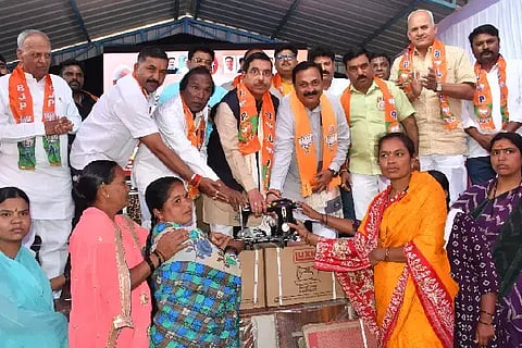 ಪ್ರಧಾನಿ ನರೇಂದ್ರ ಮೋದಿ (Congress) ಅವರ ಮನ್ ಕೀ ಬಾತ್ ಕಾರ್ಯಕ್ರಮ ವೀಕ್ಷಣೆಗೆ ಭಾನುವಾರ ವ್ಯವಸ್ಥೆ ಮಾಡಲಾಗಿದ್ದ ಹುಬ್ಬಳ್ಳಿ ಬೆಂಗೇರಿಯಲ್ಲಿ ಕೇಂದ್ರ ಸಚಿವ ಪ್ರಲ್ಹಾದ ಜೋಶಿ ಮಹಿಳೆಯರಿಗೆ ಹೊಲಿಗೆ ಯಂತ್ರ ವಿತರಿಸಿದರು. ಮಹೇಶ ಟೆಂಗಿನಕಾಯಿ, ಶಂಕರಣ್ಣ ಮುನವಳ್ಳಿ, ರಾಜಣ್ಣ ಕೊರವಿ, ಮಹದೇವ ನರಗುಂದ, ಇತರರು ಇದ್ದರು.