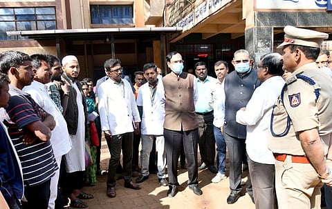 ಬೆಳಗಾವಿಯ ಜಿಲ್ಲಾಸ್ಪತ್ರೆಗೆ ಟಿ.ಶ್ಯಾಮ್ ಭಟ್, ಎಸ್.ಕೆ.ವಂಟಗೋಡಿ ಭೇಟಿ ನೀಡಿದರು. ಡಾ.ಅಶೊಕುಮಾರ ಶೆಟ್ಟಿ, ಡಾ.ಈರಣ್ಣ ಪಲ್ಲೇದ ಇತರರಿದ್ದರು.
