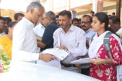 ಶಿವಮೊಗ್ಗದಲ್ಲಿ ಸಚಿವ ಕೃಷ್ಣಬೈರೇಗೌಡ ಗುರುವಾರ ಸಾರ್ವಜನಿಕರಿಂದ ಅಹವಾಲು ಸ್ವೀಕರಿಸಿದರು.